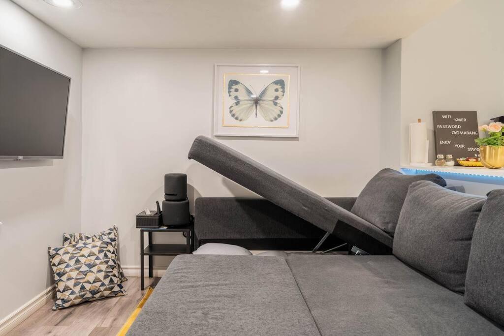 Cozy Nest Basement Unit Apartment Hamilton Exterior photo